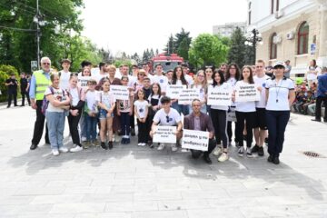 Sute de tineri, elevi, profesori, voluntari au participat vineri la o acțiune împotriva violenței