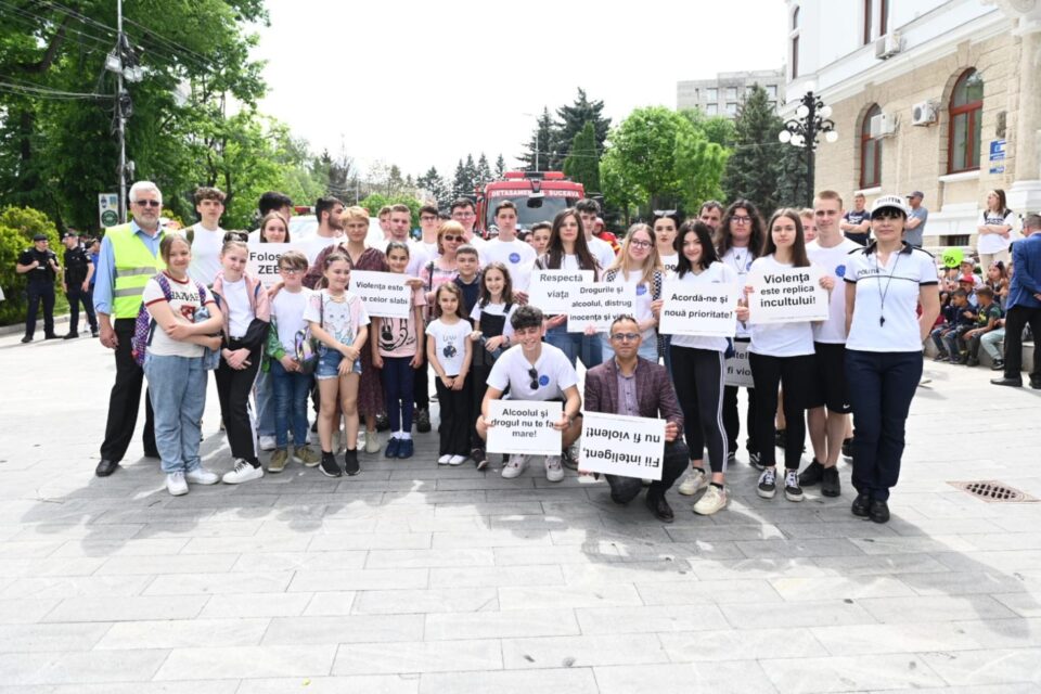 Sute de tineri, elevi, profesori, voluntari au participat vineri la o acțiune împotriva violenței