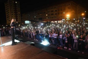 La finalul festivității, cei prezenți s-au bucurat de muzica adusă pentru ei de solista Andia și cunoscuta trupă de pop-rock Direcția 5