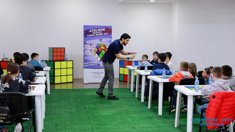 Shopping City Suceava organizează o nouă serie de ateliere pentru copiii care își doresc să învețe să descifreze misterele cubului Rubik 3x3 Shopping City Suceava organizează o nouă serie de ateliere pentru copiii care își doresc să învețe să descifreze misterele cubului Rubik 3x3