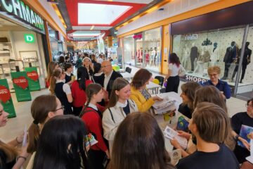 Sute de participanți la Târgul Ofertelor Educaționale, organizat la Shopping City Suceava