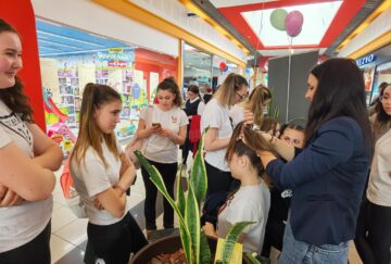 Sute de participanți la Târgul Ofertelor Educaționale, organizat la Shopping City Suceava
