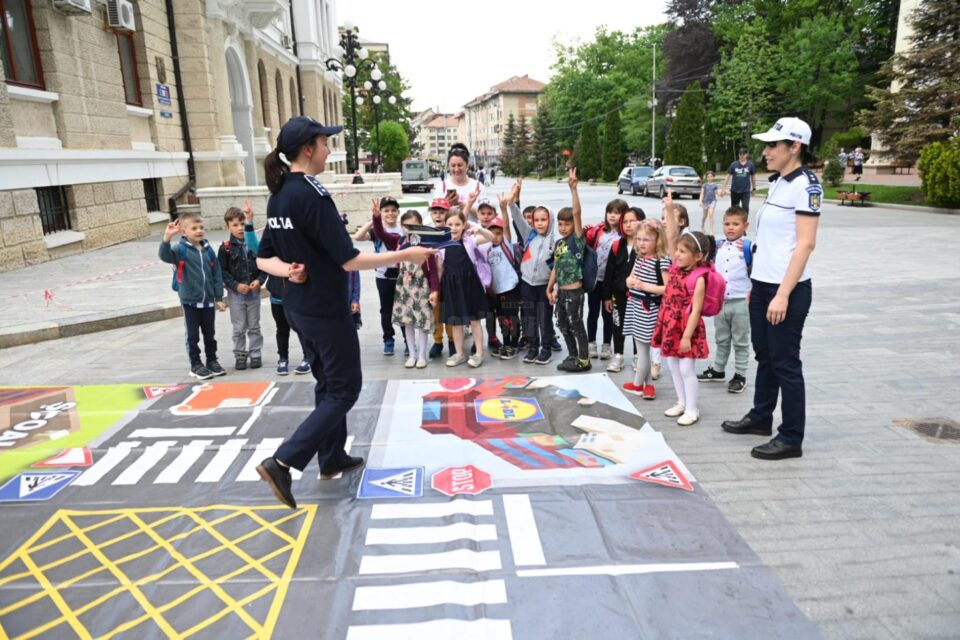 Sute de tineri, elevi, profesori, voluntari au participat vineri la o acțiune împotriva violenței