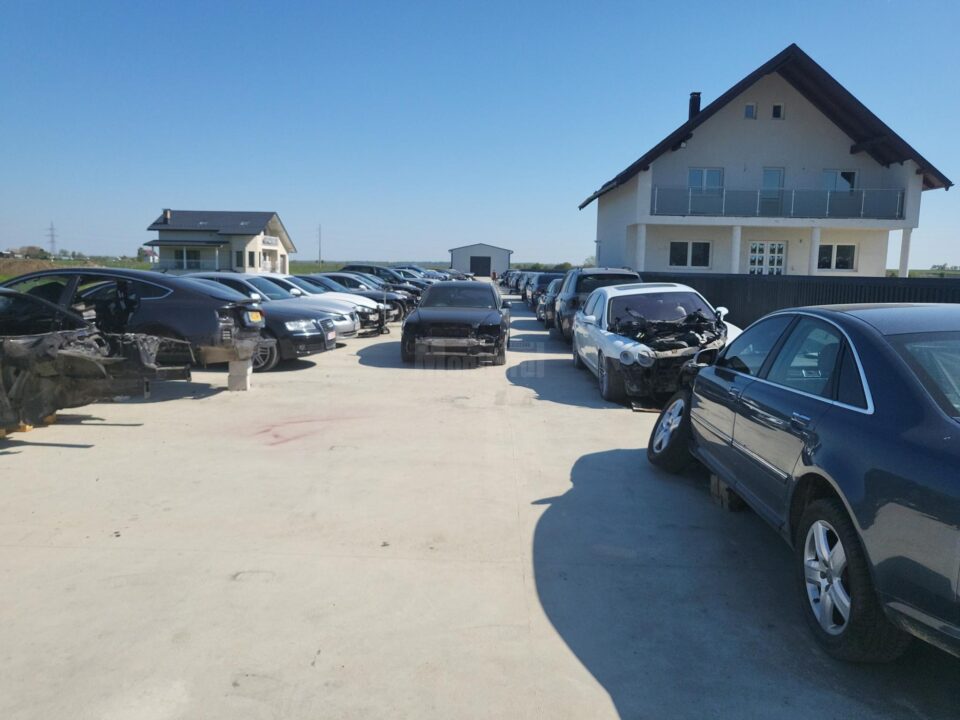 Un centru de dezmembrări auto a fost călcat zilele trecute de comisarii Gărzii de Mediu Suceava Un centru de dezmembrări auto a fost călcat zilele trecute de comisarii Gărzii de Mediu Suceava