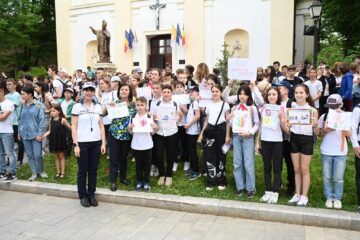 Sute de tineri, elevi, profesori, voluntari au participat vineri la o acțiune împotriva violenței