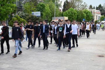 Sute de tineri, elevi, profesori, voluntari au participat vineri la o acțiune împotriva violenței