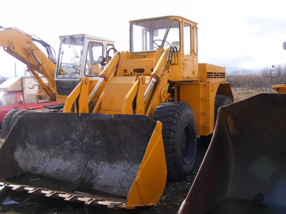 Un bărbat a murit în chinuri groaznice după ce a fost aproape strivit de cupa unui utilaj wola Un bărbat a murit în chinuri groaznice după ce a fost aproape strivit de cupa unui utilaj wola