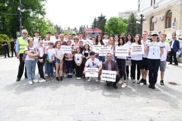 Sute de tineri, elevi, profesori, voluntari au participat vineri la o acțiune împotriva violenței