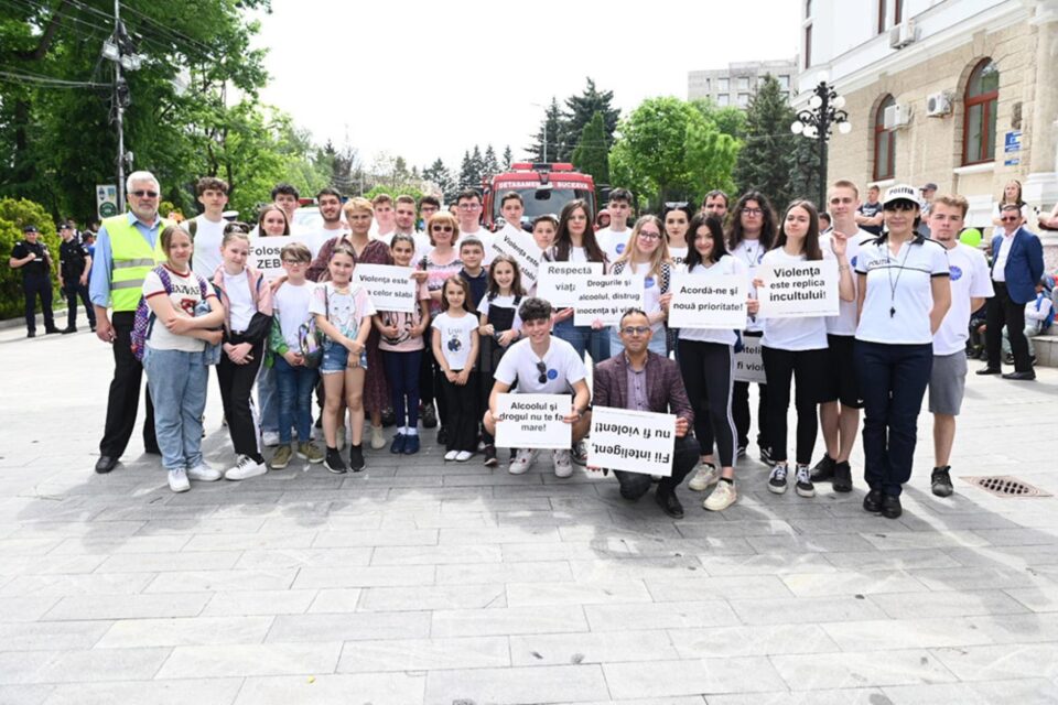 Sute de tineri, elevi, profesori, voluntari au participat vineri la o acțiune împotriva violenței Sute de tineri, elevi, profesori, voluntari au participat vineri la o acțiune împotriva violenței