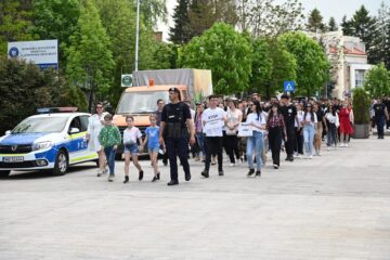 Sute de tineri, elevi, profesori, voluntari au participat vineri la o acțiune împotriva violenței