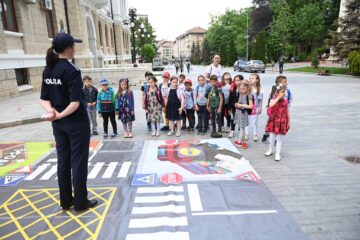 Sute de tineri, elevi, profesori, voluntari au participat vineri la o acțiune împotriva violenței