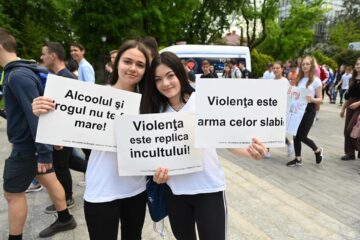 Sute de tineri, elevi, profesori, voluntari au participat vineri la o acțiune împotriva violenței