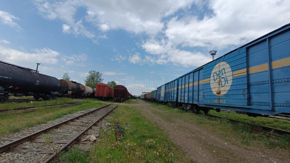 Garnituri întregi de vagoane sosesc și pleacă prin Gara Dornești