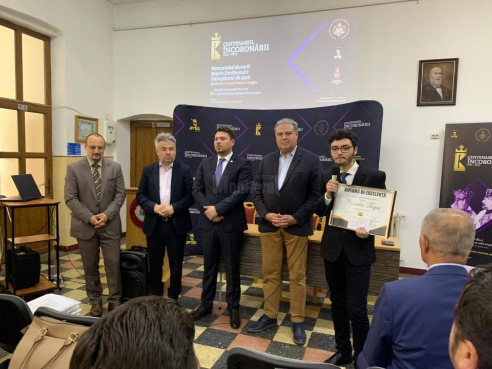 Primarul municipiului Rădăuți, Bogdan Loghin, a oferit o Diplomă de excelență și suma de 1.500 lei elevului Cosmin Țugui .jpg