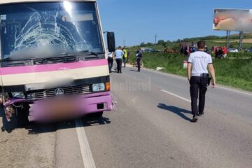 accident intre un autocar si o caruta