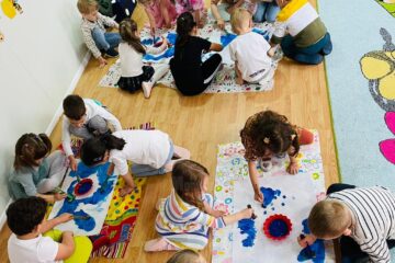 Copiii de la Grădinița „La Piticul Vesel” din Suceava au sărbătorit Ziua Europei prin activități educaționale realizate în parteneriat cu BRCT