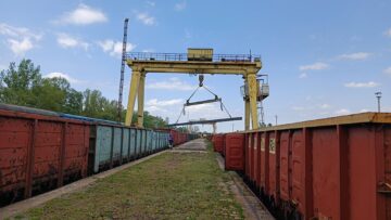 Materialele sunt transbordate din vagoanele ucrainene în cele românești