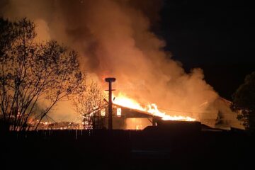 Incendiu uriaș în Vatra Dornei: mai multe hale, o linie de producție și material lemnos înghițite de flăcări. Foto Radio Dorna