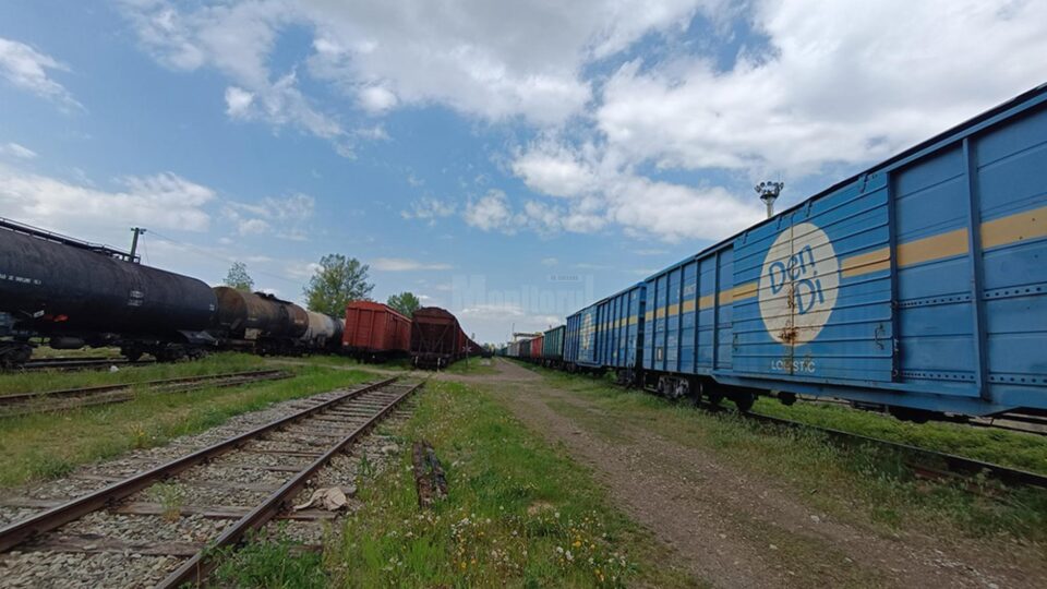 Garnituri întregi de vagoane sosesc și pleacă prin Gara Dornești