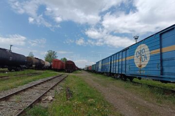 Garnituri întregi de vagoane sosesc și pleacă prin Gara Dornești