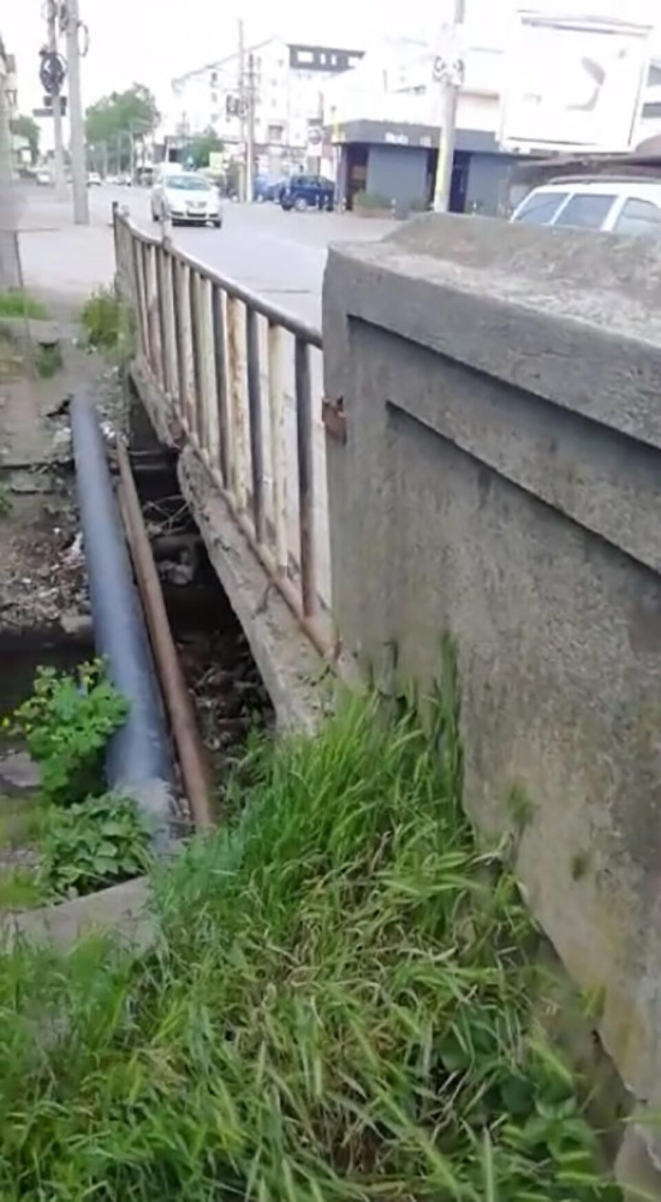 Podeț cu balustradă deteriorată, pe strada Gheorghe Doja
