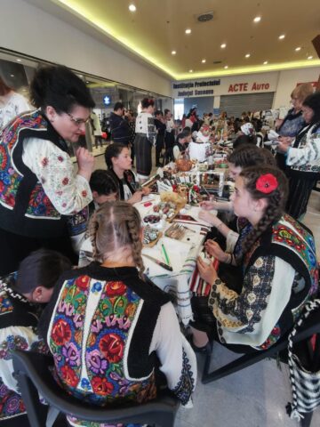 Zeci de elevi talentați au participat la Olimpiada „Meșteșugurilor Artistice Tradiționale”, faza județeană