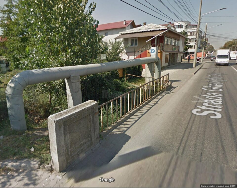 Podeț deteriorat la intersecția străzilor Gheorghe Doja și Jean Bart