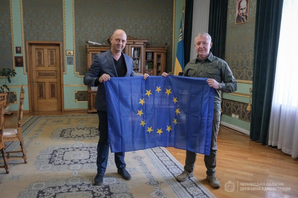 Directorul executiv BRCT Suceava, Cezar Grozavu împreună cu șeful Administrației Militare Regionale Cernăuți, Serghei Osachuk, în Ucraina Directorul executiv BRCT Suceava, Cezar Grozavu împreună cu șeful Administrației Militare Regionale Cernăuți, Serghei Osachuk, în Ucraina