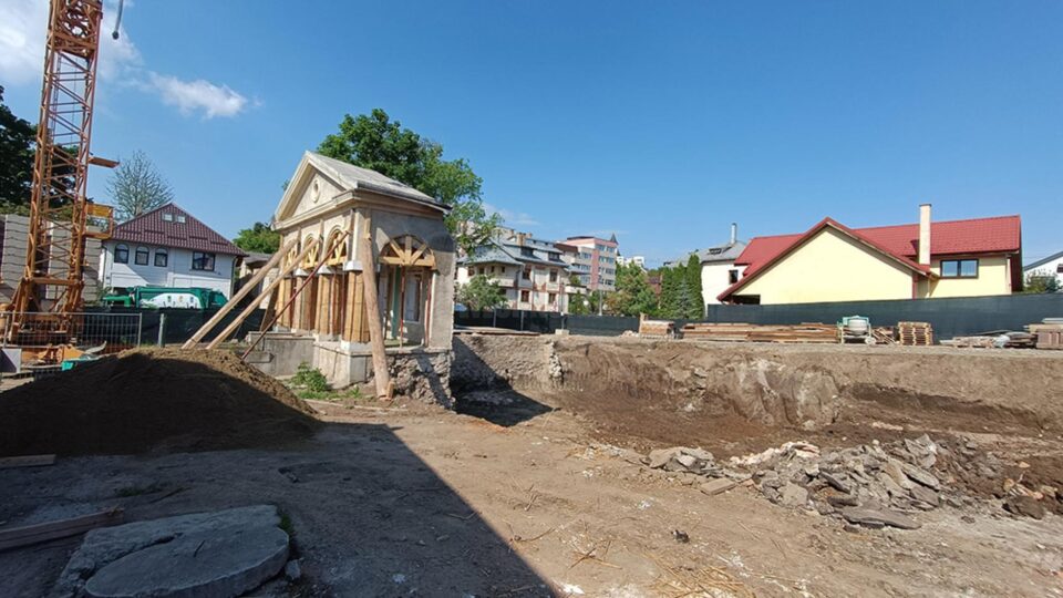 Din fosta grădiniță s-au păstrat doar frontonul și două beciuri