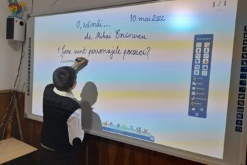 Școlile din Vatra Moldoviței au fost dotate cu table interactive