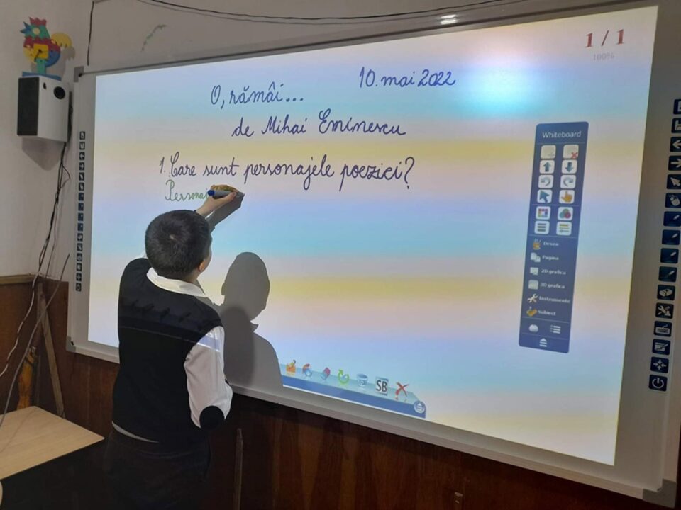 Școlile din Vatra Moldoviței au fost dotate cu table interactive