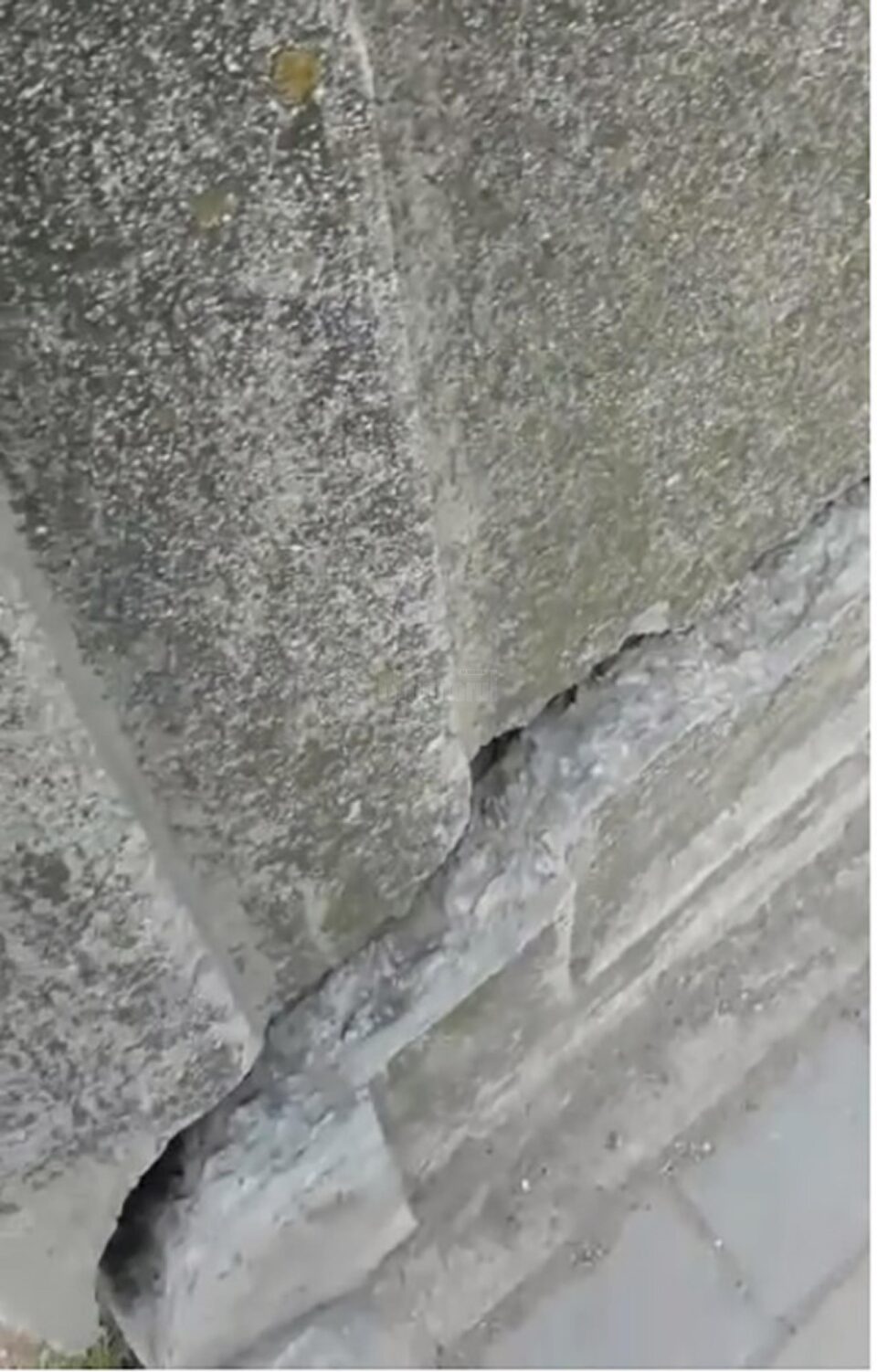 Podeț deteriorat la intersecția străzilor Gheorghe Doja și Jean Bart