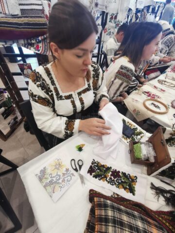 Zeci de elevi talentați au participat la Olimpiada „Meșteșugurilor Artistice Tradiționale”, faza județeană
