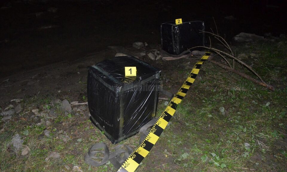 Coletele au fost abandonate iar cei care le transportau au fugit spre Ucraina