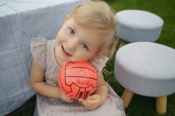 O fetiță în vârstă de 5 ani diagnosticată cu o formă de cancer în stadiu avansat are nevoie urgent de ajutor