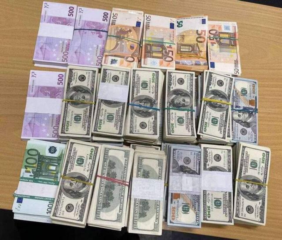 Euro și dolari ucraineni. foto Bucpress.eu