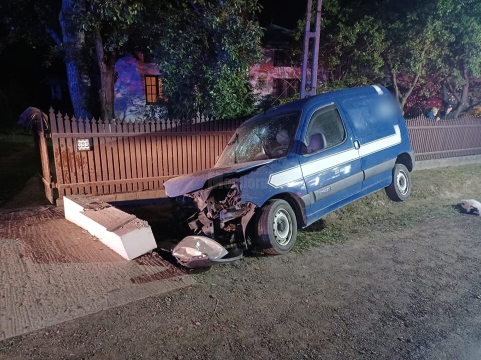 O mamă și copilul acesteia, răniți după ce au intrat cu mașina într-un podeț