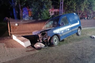 O mamă și copilul acesteia, răniți după ce au intrat cu mașina într-un podeț