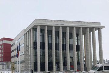 Tânărul a fost condamnat de Judecătoria Rădăuți la o pedeapsă rezultantă de 1 an și 7 luni de închisoare
