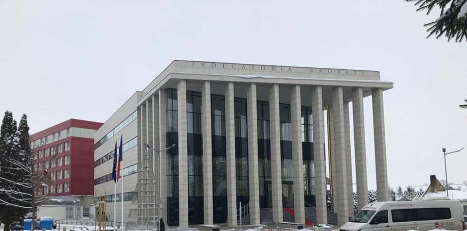 Tânărul a fost condamnat de Judecătoria Rădăuți la o pedeapsă rezultantă de 1 an și 7 luni de închisoare Tânărul a fost condamnat de Judecătoria Rădăuți la o pedeapsă rezultantă de 1 an și 7 luni de închisoare