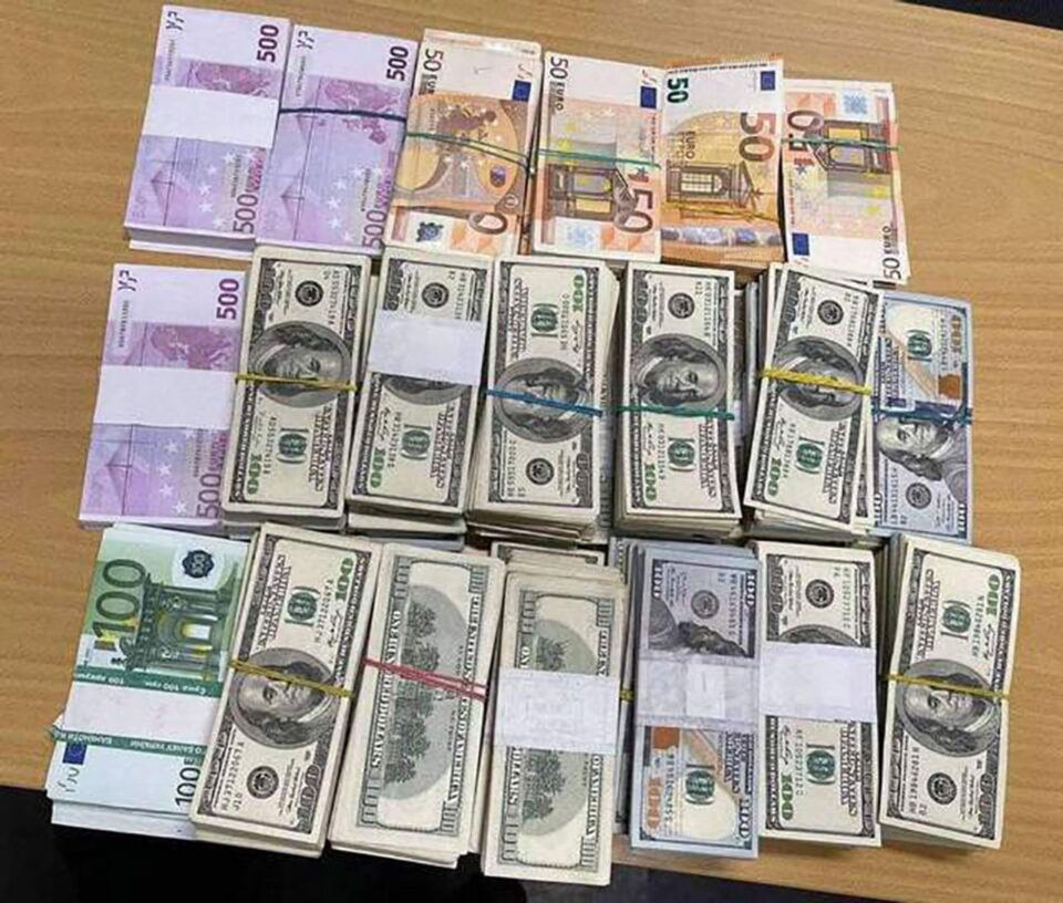 Euro și dolari găsiți la cei doi ucraineni Foto Bucpress.eu