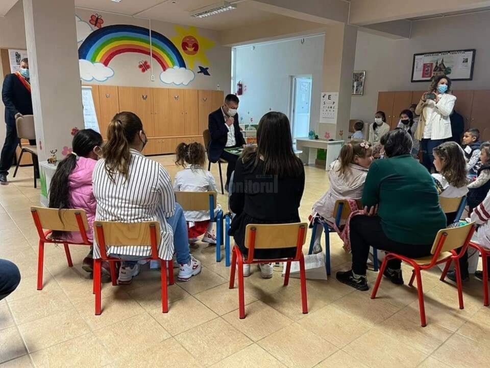 Bogdan Gheoghiu continuă proiectul Citește-mi 100 de povești, inițiat cand era ministru al Culturii Bogdan Gheoghiu continuă proiectul Citește-mi 100 de povești, inițiat cand era ministru al Culturii