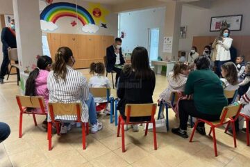 Bogdan Gheoghiu continuă proiectul Citește-mi 100 de povești, inițiat cand era ministru al Culturii