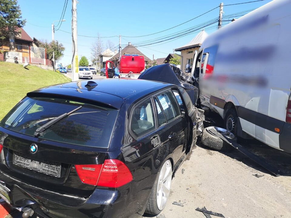 Un copilaș de nici trei ani, părinții acestuia și alte două persoane, la spital după un accident rutier