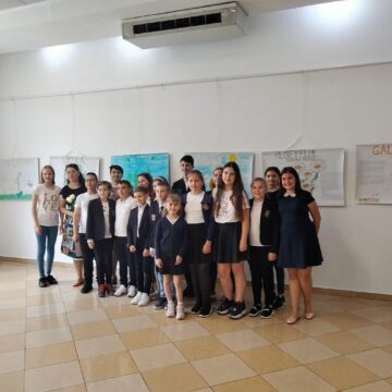 Zeci de elevi de la Școala Gimnazială „Bogdan Vodă” din Rădăuți, prezenți la vernisajul expoziției „Potir vindecător”