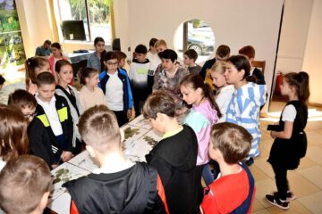 Zeci de elevi de la Școala Gimnazială „Bogdan Vodă” din Rădăuți, prezenți la vernisajul expoziției „Potir vindecător”