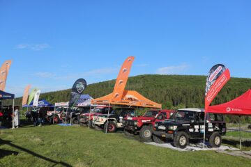 În jur de 70 de echipaje din toată țara s-au înscris ieri la startul Off Road Max Bucovina, cea de-a doua etapă a Campionatului Național de Off Road
