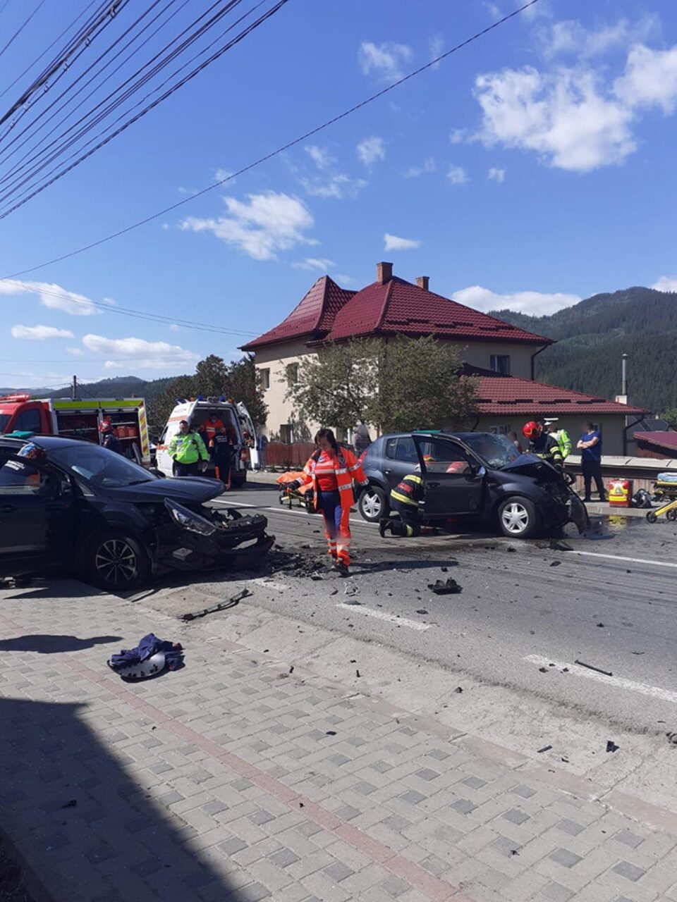Un șofer care butona telefonul a intrat pe contrasens și a provocat un accident