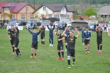 Jucătorii Bucovinei Dărmănești celebrează victoria din manșa tur a Cupei României