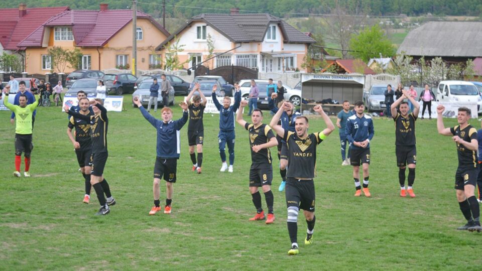 Jucătorii Bucovinei Dărmănești celebrează victoria din manșa tur a Cupei României